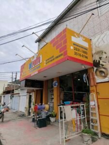 Visão da fachada da loja Du Ponto Material de Construção – Realengo